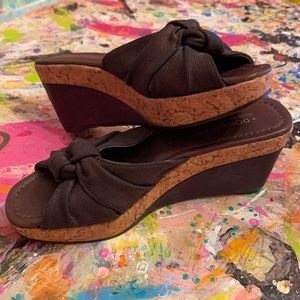 DONALD J. PLINER Brown Knot & Cork Wedges